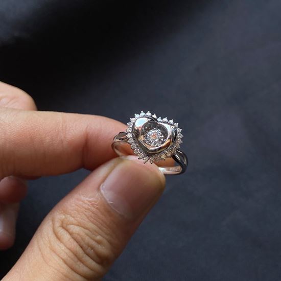 图片 18k钻石心形灵动戒指